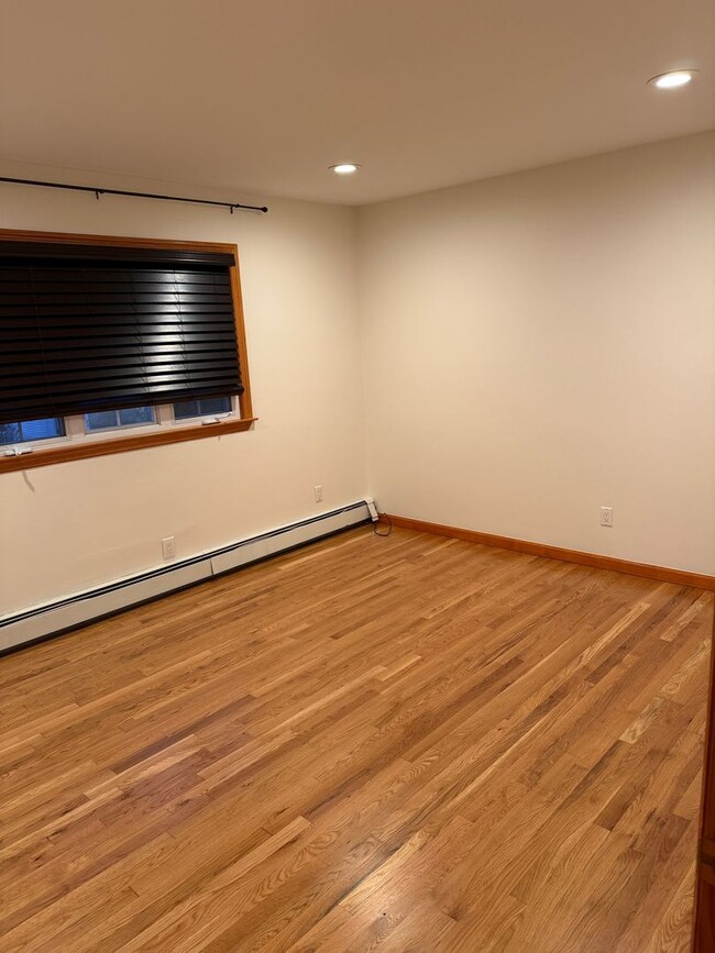 Building Photo - Charming 3BR apartment in East Meadow