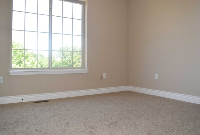 Building Photo - Gorgeous Split Foyer Home!