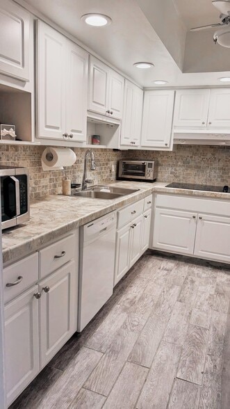 Building Photo - 400 Kings Point Dr