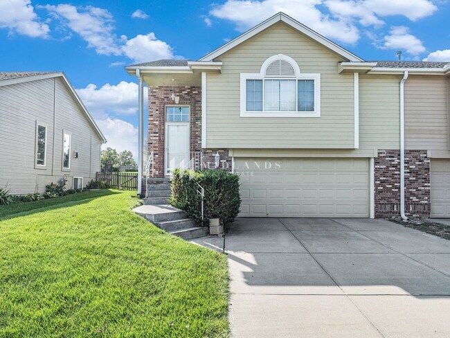 Primary Photo - Beautiful Millard Townhome