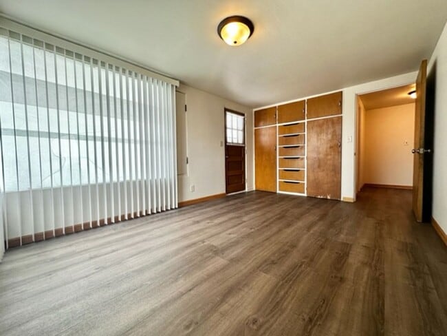 Building Photo - 503 S Main St