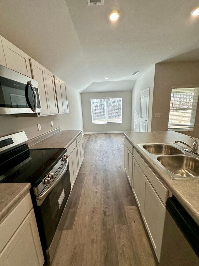 Building Photo - Pre-Leasing Now | Stylish 3 Bedroom, 2 Bathroom Home Designed for Comfortable Living