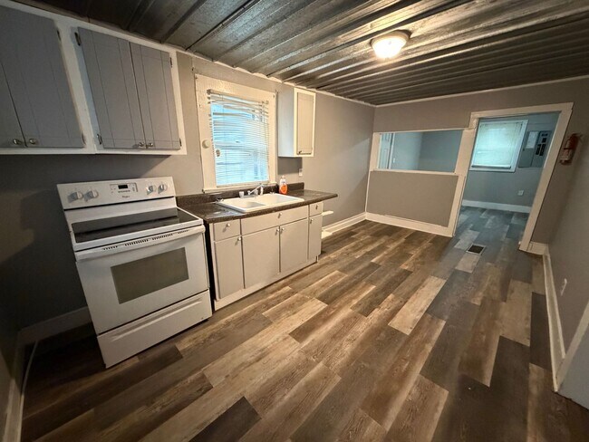 Building Photo - 2 Bedroom- 1 Bathroom- Home in Silver Creek!