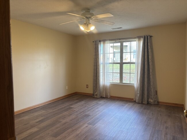 Building Photo - 955 Buckingham Dr