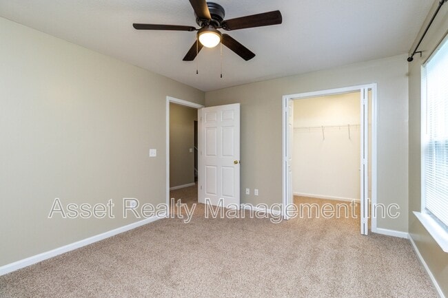 Building Photo - 913 Foch St