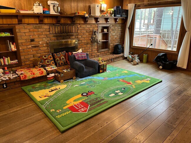 Building Photo - Lease Takeover Starting June 1st | Spacious 5-Bedroom Home Near Downtown Flagstaff