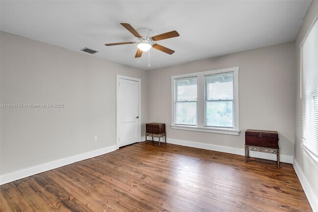 Building Photo - 314 NE 26th Terrace