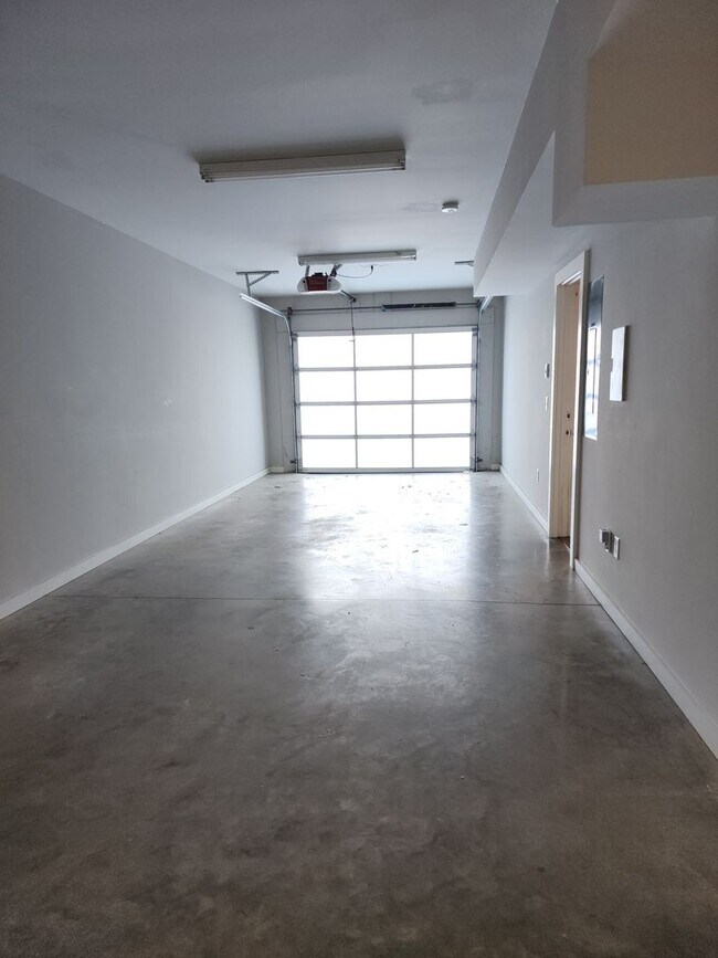 Building Photo - Contemporary Townhome East side of Downtow...