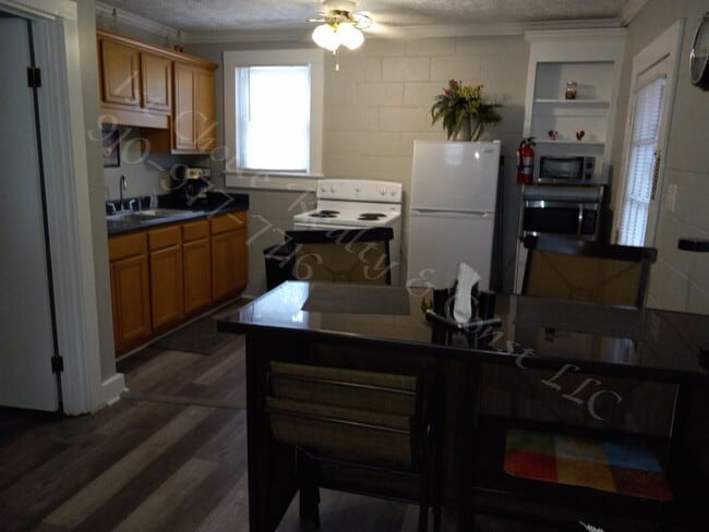 Building Photo - 4210 Deadwyler Dr