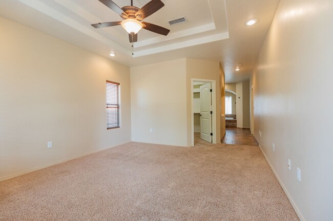 Building Photo - Beautiful Home in the Golf Course Area