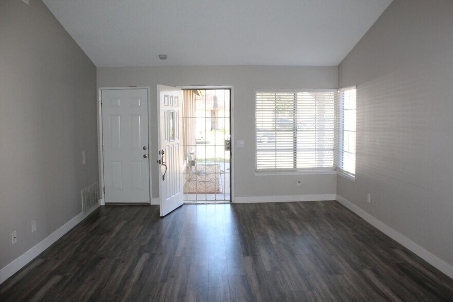 Building Photo - 2229 Rose Ave