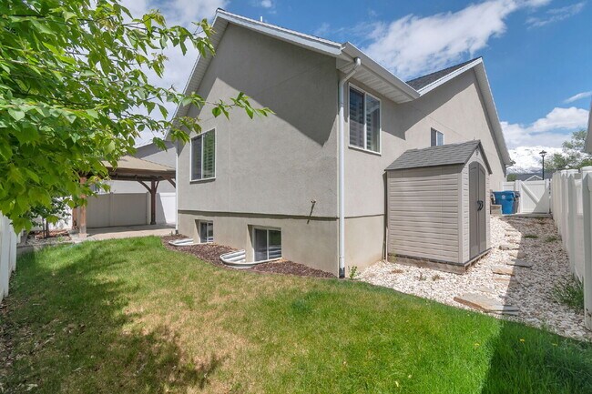 Building Photo - Available Now | American Fork, UT | 5 Bed | 3 Full Bath | Single-Family Home