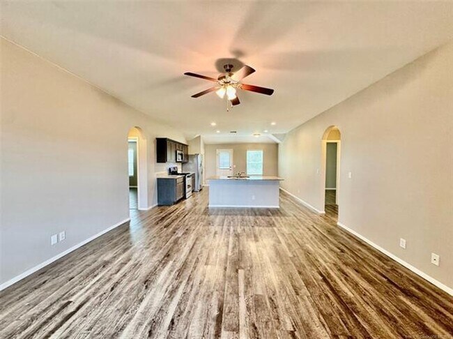 Building Photo - 4 bed/2 bath newer construction in prime location in Claremore!