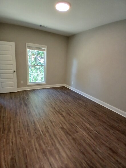 Building Photo - 183 Lake Dr