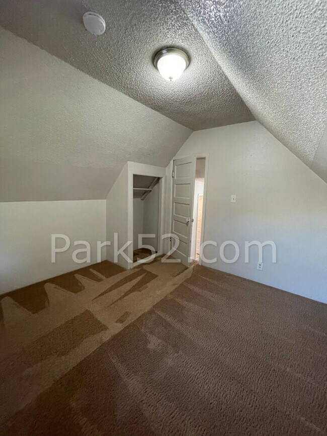 Building Photo - 3 Bedroom Tacoma Single Family Home- Pet Friendly!
