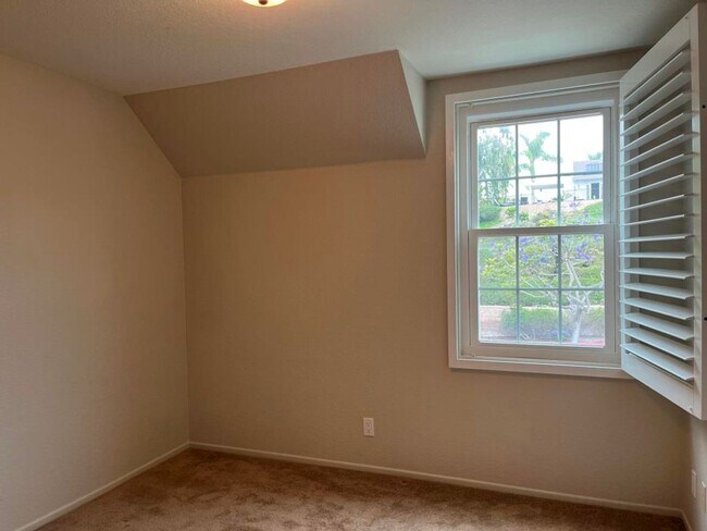 Building Photo - Charming end-unit home in Tamarack Point~ ...
