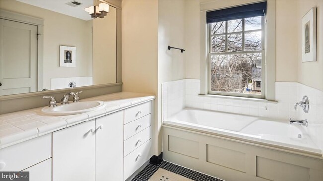 Building Photo - 136 N Irving St