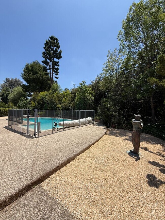 Building Photo - Beautiful One Level, 3 Bedroom, 3 Bathroom Tarzana Pool Home for Lease!