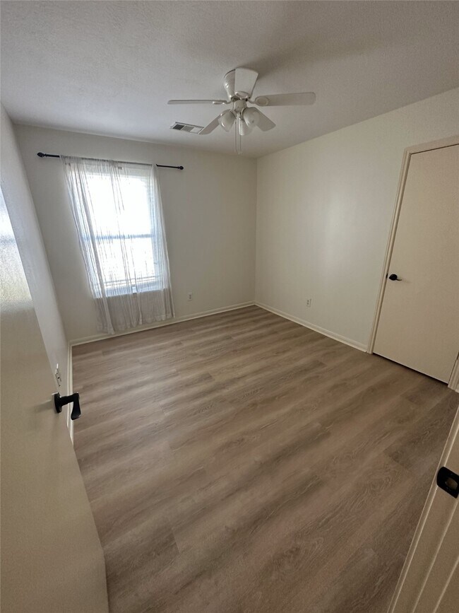 Building Photo - 204 Wood Hollow Dr