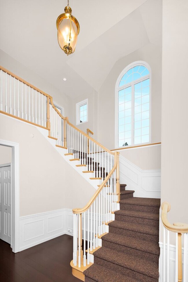 Building Photo - Large 4 Bedroom Home in Marymoor Hill