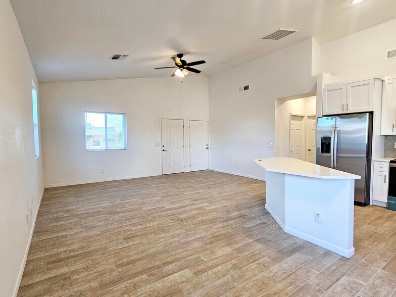 Building Photo - 1112 E 4th St