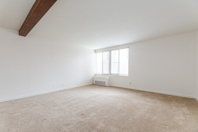 Building Photo - 8 Longwood Dr