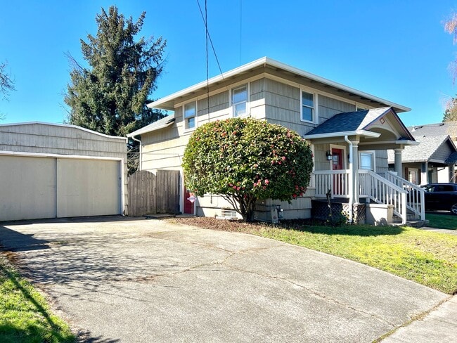Building Photo - Portsmouth Neighborhood 3 story Home with Laminate H/W Floors, Fenced Backyard