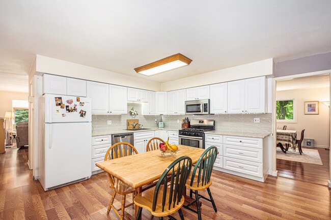 Building Photo - 423 Tamarack Dr