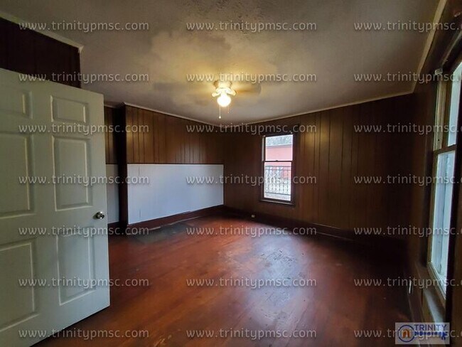 Building Photo - Huge 4 Bed House!