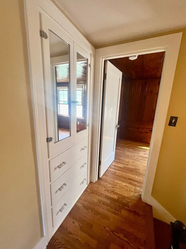 Building Photo - Updated 1920s 4BD