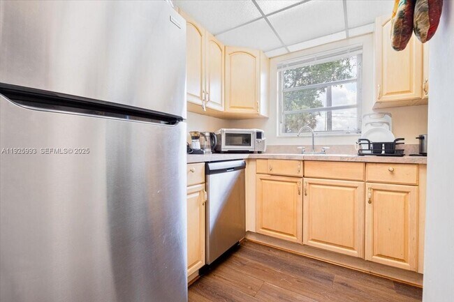 Building Photo - 8105 Lagos De Campo Blvd