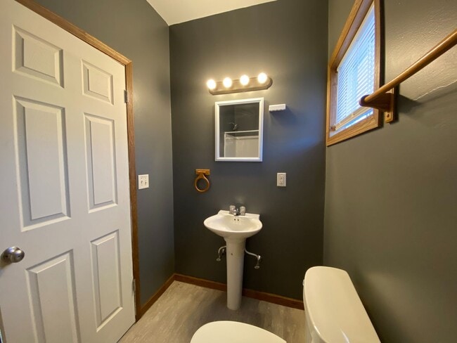 Building Photo - Two bedroom single family house within walking distance of Blessing Hospital.