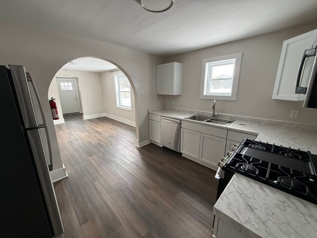 Building Photo - 3 bedroom, 1 bath Centrally located in town