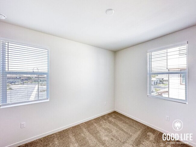 Building Photo - 7006 Solara Wy