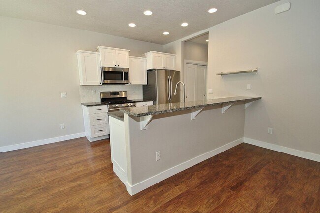 Building Photo - Immaculate Townhouse in Quiet Community
