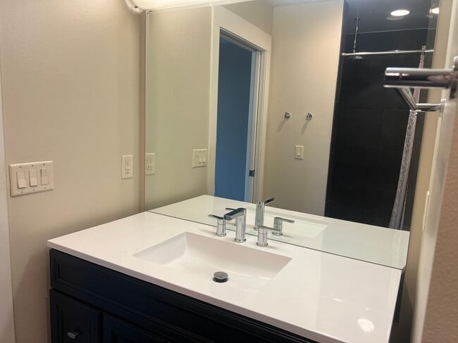 Building Photo - Stunning 2-Bedroom, 2.5-Bath Townhouse!
