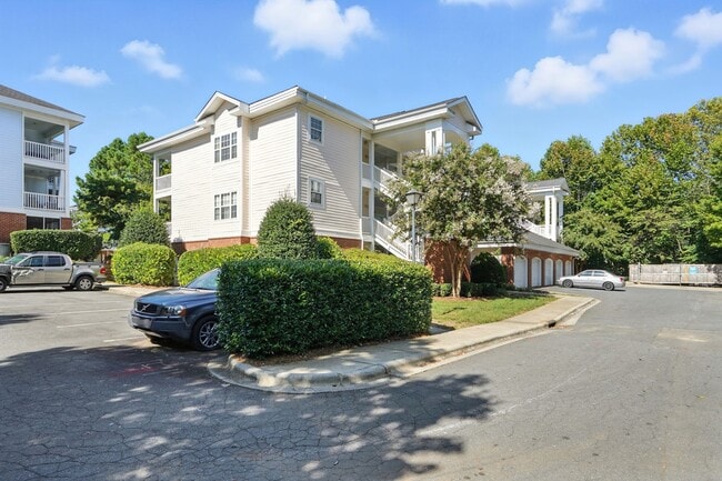 Building Photo - Move-in Ready: 2 Bedroom Condo!