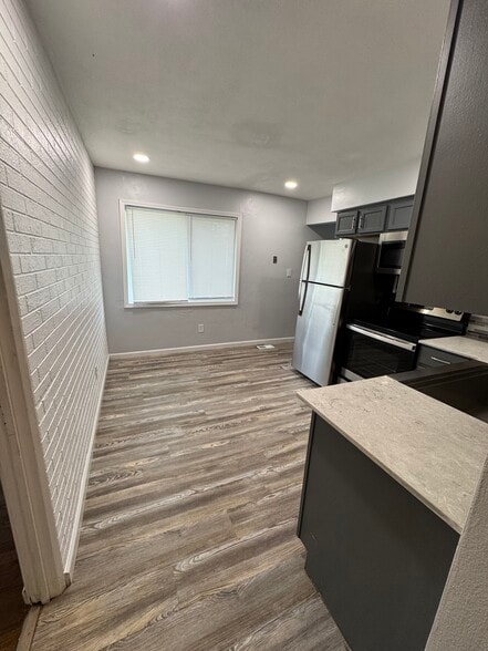 Kitchenw/Solid Suface Tops - 18 Englewood Dr