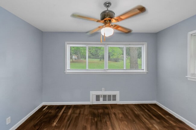 Building Photo - Your new home Awaits!