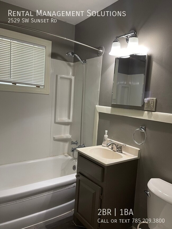 Building Photo - *RECENTLY UPDATED* 2529 SW Sunset Rd- 2 BE...