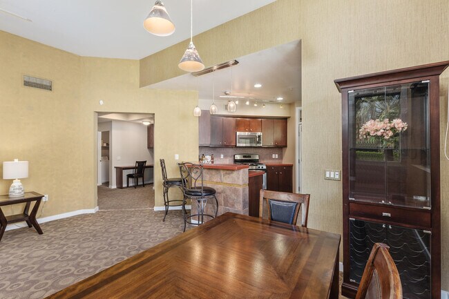 Building Photo - 780 E Palm Canyon Dr