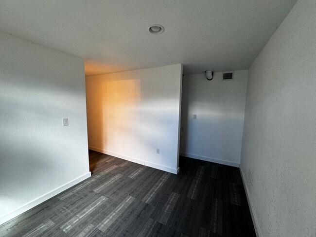 Building Photo - 1040 Jade Dr