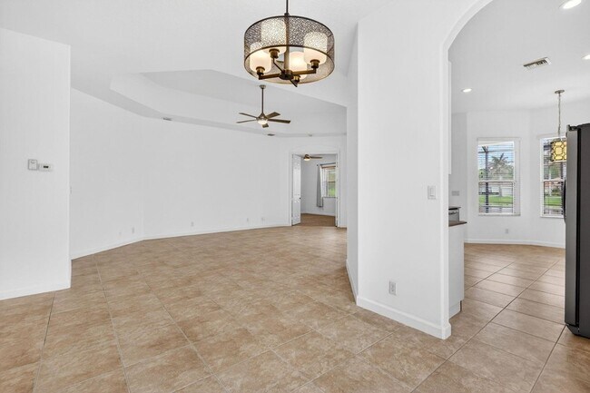 Building Photo - 6532 SE Broadmoor Ln