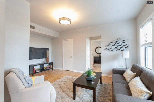 Building Photo - Uptown - 1 Bed / 1 Bath - Dog Friendly!