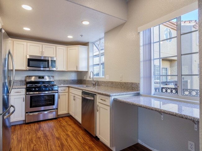 Building Photo - TOTALLY REMODELED, BLOCKS TO THE BEACH!