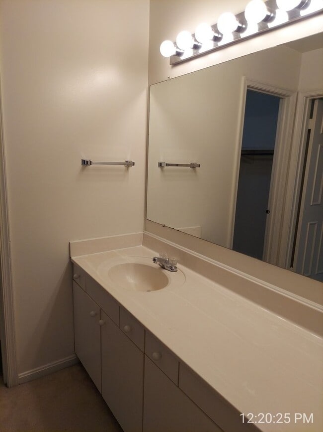 Building Photo - Spacious And Sun-Filled 3 Bedroom 2.5 Bath...