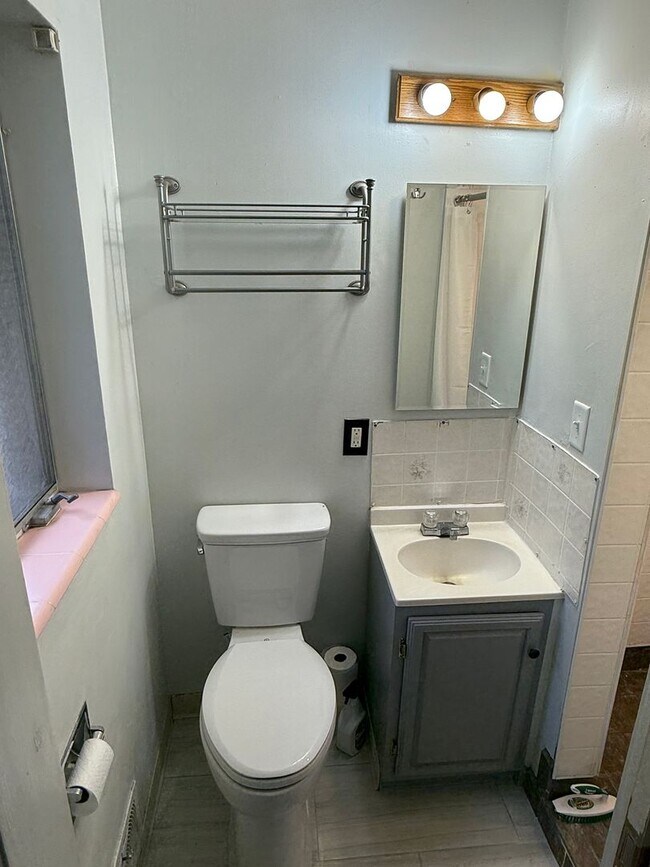 Building Photo - 5 Bedroom Home; Millcreek; 2800 sq ft; Large Fenced Yard