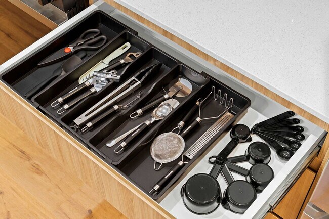 Building Photo - 6044 N Winthrop Ave