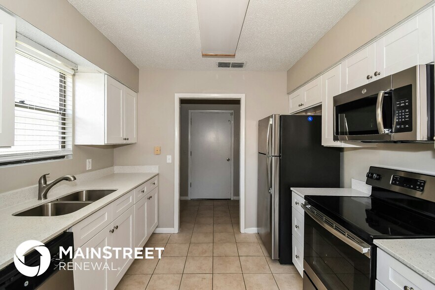 Building Photo - 4385 Queensway Dr