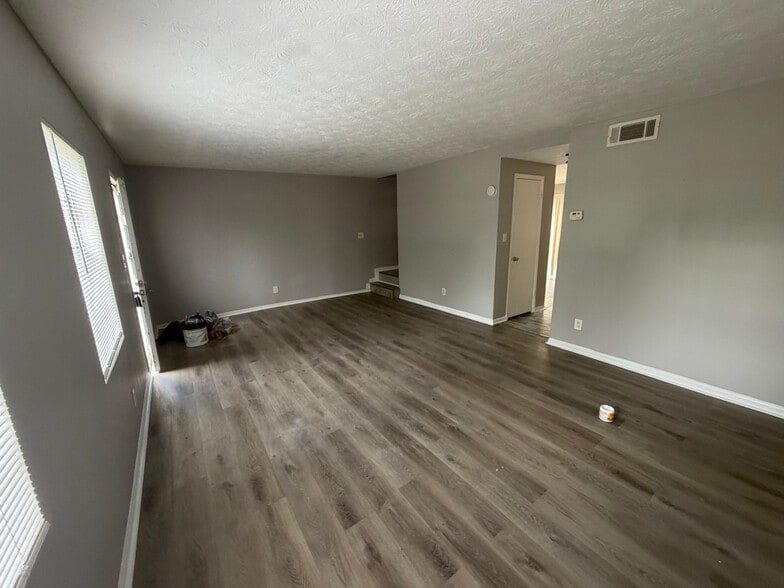 Building Photo - Room in Townhome on Northdale Rd